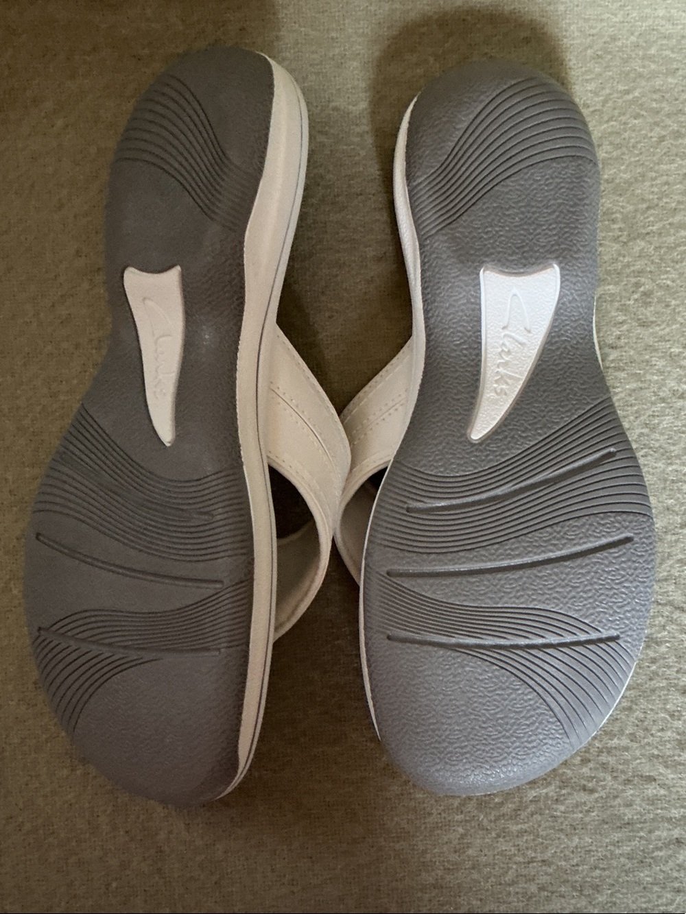 Cloudsteppers by Clarks Women's Cream Thong Flip Flop Sandals - Picture 3 of 3
